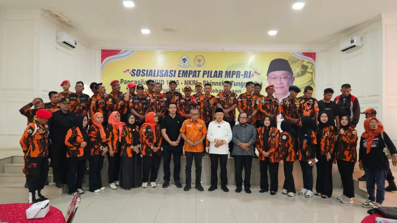 Anggota DPR RI Drs H Cek Endra dan Ketua MPW Pemuda Pancasila Provinsi Jambi, Adri,.SH,.MH beserta Jajaran. (Zona Berita)