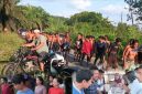 Tampak Suku Kubu dari pihak Roni bersiap melakukan penyerangan