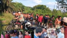 Tampak Suku Kubu dari pihak Roni bersiap melakukan penyerangan