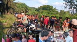 Tampak Suku Kubu dari pihak Roni bersiap melakukan penyerangan