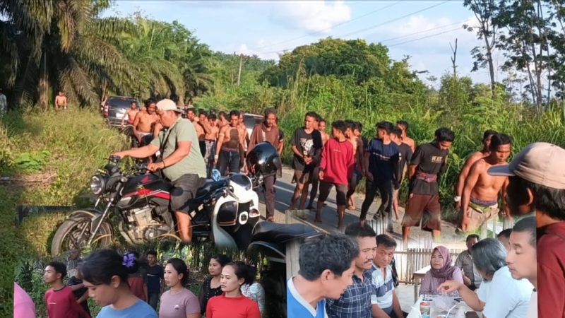 Tampak Suku Kubu dari pihak Roni bersiap melakukan penyerangan