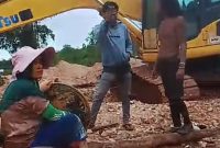 Operator Excavator Komatsu mencak mencak kependulang