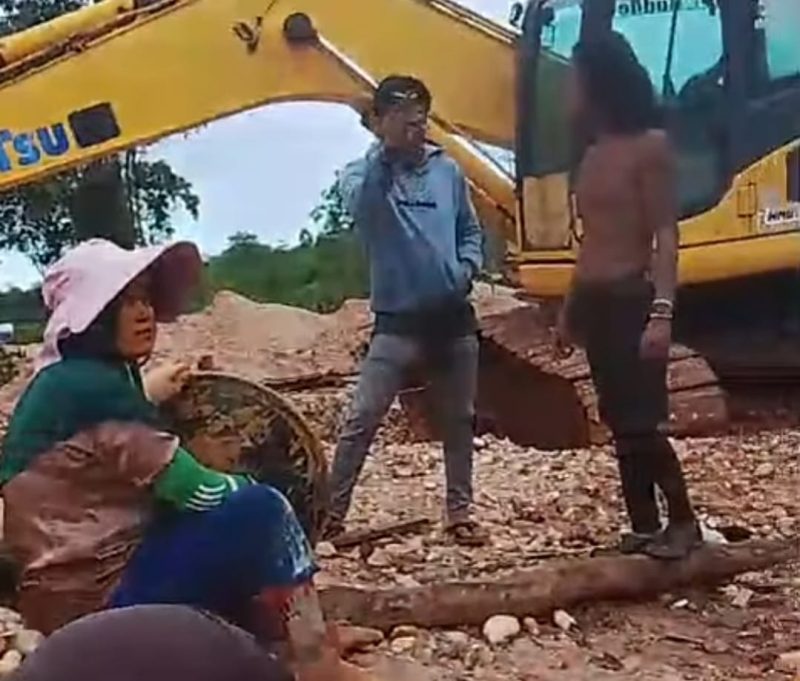 Operator Excavator Komatsu mencak mencak kependulang
