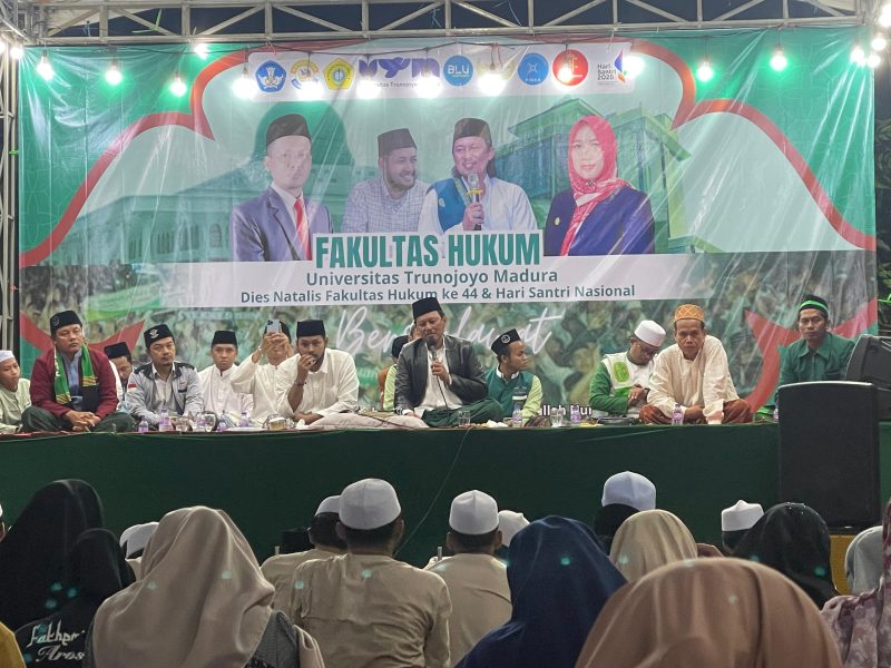 Suasana meriah saat berlangsung kegiatan Fakultas Hukum Bersholawat