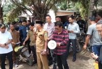 Pimpinan DPRD Tebo saat Sidak ke perkebunan warga yang bermitra dengan PT TI beberapa waktu lalu