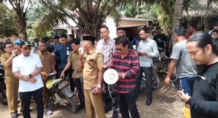 Pimpinan DPRD Tebo saat Sidak ke perkebunan warga yang bermitra dengan PT TI beberapa waktu lalu