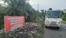 Lurah pasangkan himbauan larangan buang sampah 