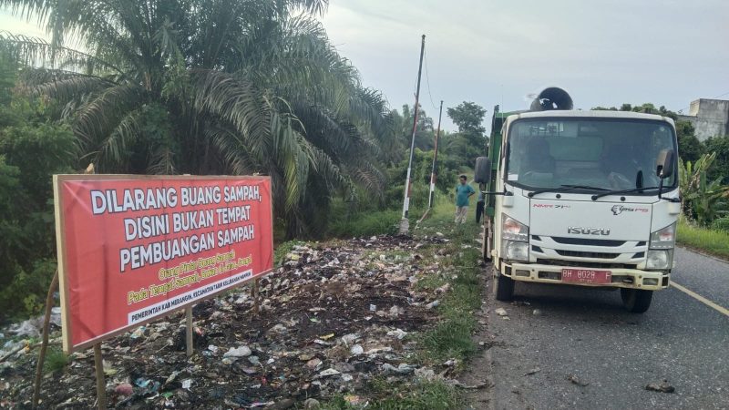Lurah pasangkan himbauan larangan buang sampah 