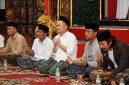 Bupati dan Wakil Bupati Bangkalan Lukman - Fauzan terlihat khusuk berdoa menyambut Hari Santri Nasional (HSN) di Pendopo Agung setempat.
