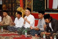 Bupati dan Wakil Bupati Bangkalan Lukman - Fauzan terlihat khusuk berdoa menyambut Hari Santri Nasional (HSN) di Pendopo Agung setempat.