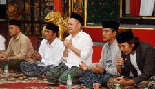 Bupati dan Wakil Bupati Bangkalan Lukman - Fauzan terlihat khusuk berdoa menyambut Hari Santri Nasional (HSN) di Pendopo Agung setempat.