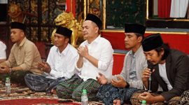 Bupati dan Wakil Bupati Bangkalan Lukman - Fauzan terlihat khusuk berdoa menyambut Hari Santri Nasional (HSN) di Pendopo Agung setempat.