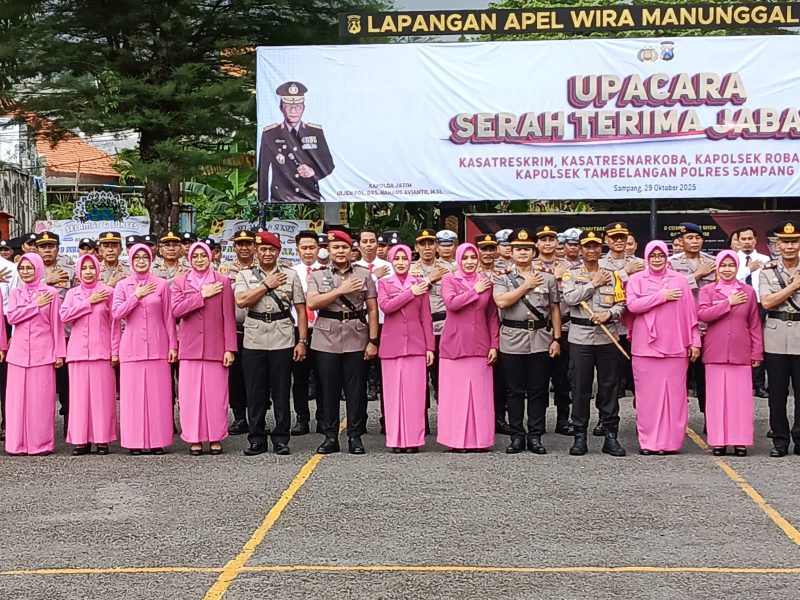 Foto bersama jajaran Polres Sampang usai sertijab