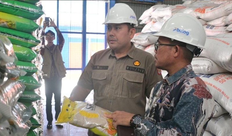 Bupati serahkan beras