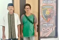Korban Penganiayaan, Utoyo Rahmad (kopiah hitam), usai memenuhi panggilan Satreskrim Polres Pamekasan, Jumat (10/10/2025).