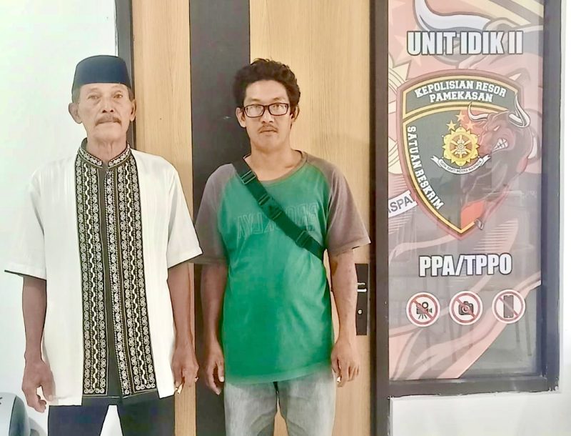 Korban Penganiayaan, Utoyo Rahmad (kopiah hitam), usai memenuhi panggilan Satreskrim Polres Pamekasan, Jumat (10/10/2025).