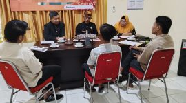 Suasana forum audiensi Forum Kota (Forkot) dengan Dinas Lingkungan Hidup (DLH) Kab. Pamekasan, Senin (03/11/2025).