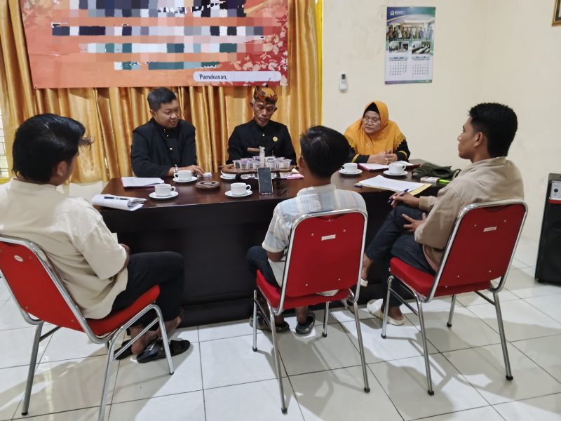 Suasana forum audiensi Forum Kota (Forkot) dengan Dinas Lingkungan Hidup (DLH) Kab. Pamekasan, Senin (03/11/2025).