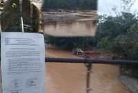 Poto kegiatan tambang emas ilegal jenis dompeng kapal dan lubang jarum surat kades hasil musyawarah