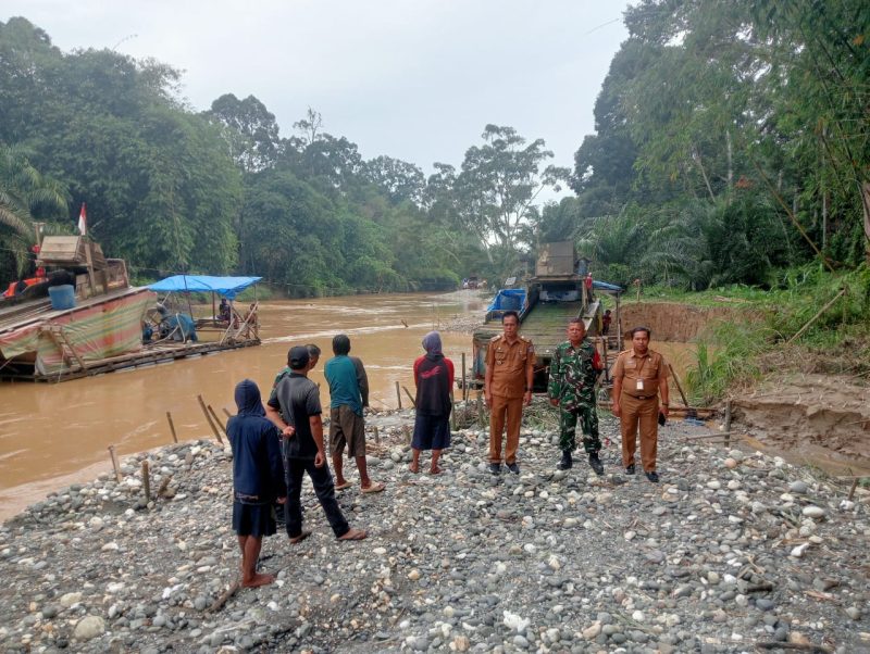 Camat batang Masumai bersama polisi TNI bhabinkamtibmas dan Babinsa melakukan pelarangan pendompeng di sekitar aliran sungai Masumai menganggu ekosistem di desa lubuk gaung 