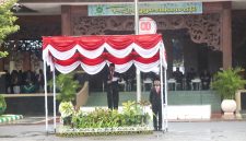 Wakil Bupati Pamekasan H. Sukriyanto saat upacara Hari Pahlawan di Lapangan Negara Bhakti, Pendopo Ronggosukowati, Senin (10/11/2025).