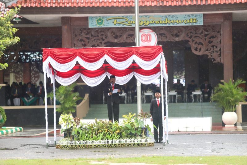Wakil Bupati Pamekasan H. Sukriyanto saat upacara Hari Pahlawan di Lapangan Negara Bhakti, Pendopo Ronggosukowati, Senin (10/11/2025).