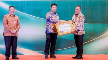 Wakil Bupati H. Sukriyanto menerima penghargaan Inotek Award 2025 dari Wakil Gubernur Jawa Timur, Emil Elestianto Dardak di Hotel Mercure Surabaya Grand Mirama, Kamis (13/11/2025).