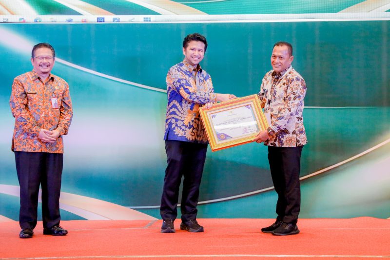Wakil Bupati H. Sukriyanto menerima penghargaan Inotek Award 2025 dari Wakil Gubernur Jawa Timur, Emil Elestianto Dardak di Hotel Mercure Surabaya Grand Mirama, Kamis (13/11/2025).