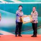 Wakil Bupati H. Sukriyanto menerima penghargaan Inotek Award 2025 dari Wakil Gubernur Jawa Timur, Emil Elestianto Dardak di Hotel Mercure Surabaya Grand Mirama, Kamis (13/11/2025).