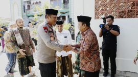 Kapolda Jawa Timur Irjen Pol Drs. Nanang Avianto ke Pondok Pesantren Miftahul Ulum Panyeppen, Desa Potoan Laok, Kecamatan Palengaan, Kabupaten Pamekasan, Kamis (6/11/2025).