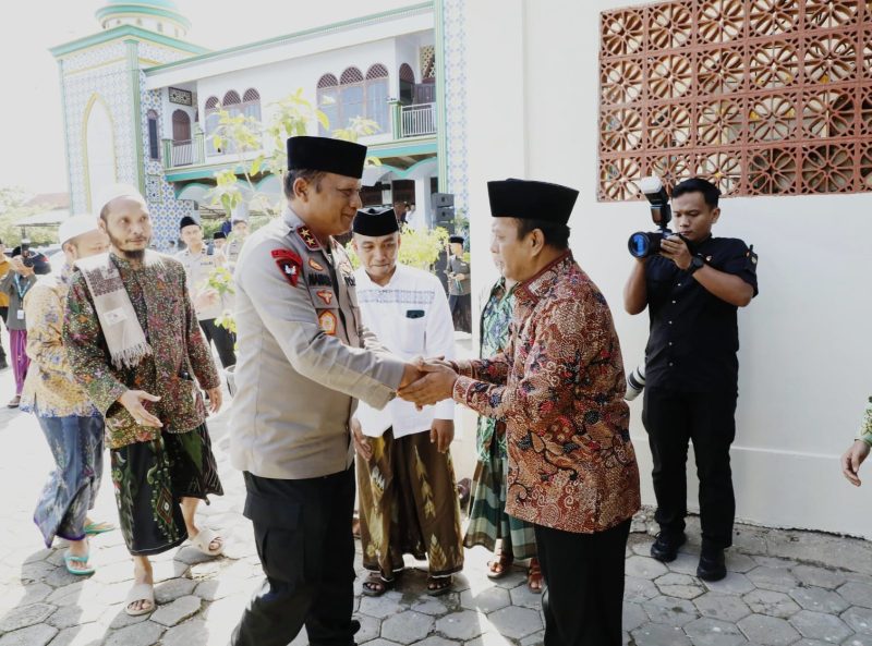 Kapolda Jawa Timur Irjen Pol Drs. Nanang Avianto ke Pondok Pesantren Miftahul Ulum Panyeppen, Desa Potoan Laok, Kecamatan Palengaan, Kabupaten Pamekasan, Kamis (6/11/2025).