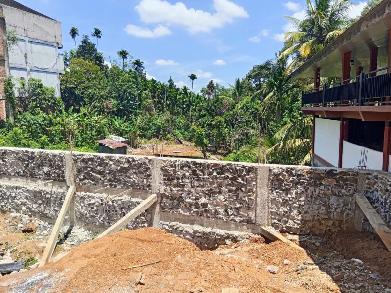 Bangunan milik bakso berseri membangun diatas box air milik pemerintah 