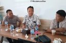 Poto kadis dinas pendidikan dan ketua PGRI dan anak korban 