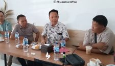 Poto kadis dinas pendidikan dan ketua PGRI dan anak korban