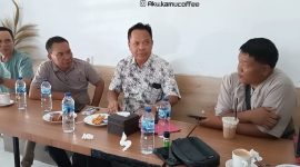 Poto kadis dinas pendidikan dan ketua PGRI dan anak korban 
