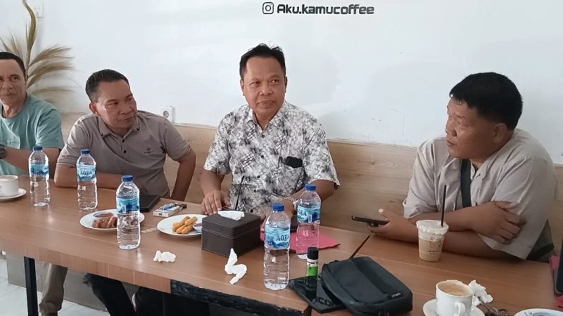 Poto kadis dinas pendidikan dan ketua PGRI dan anak korban 