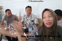 Foto kanan kepala dinas pendidikan ketua PGRI pihak keluarga dan Poto guru SMPN 32 tabir ulu saat koperensi pers