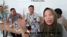 Foto kanan kepala dinas pendidikan ketua PGRI pihak keluarga dan Poto guru SMPN 32 tabir ulu saat koperensi pers