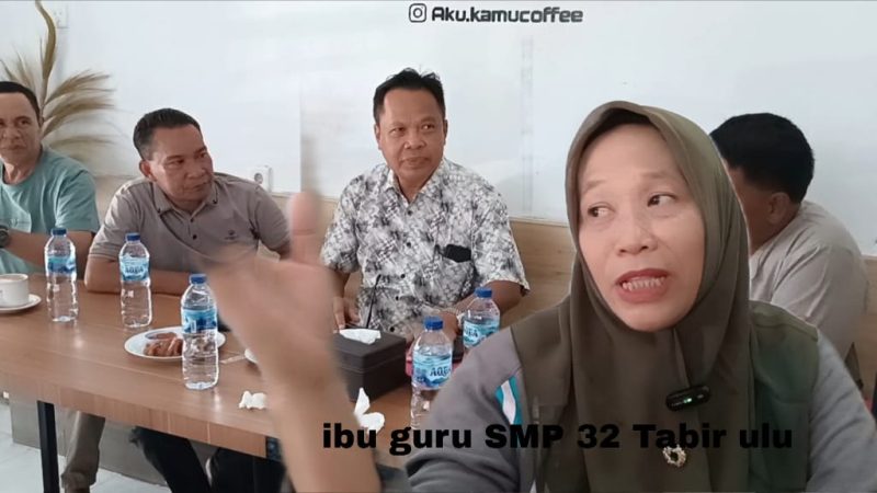 Foto kanan kepala dinas pendidikan ketua PGRI pihak keluarga dan Poto guru SMPN 32 tabir ulu saat koperensi pers