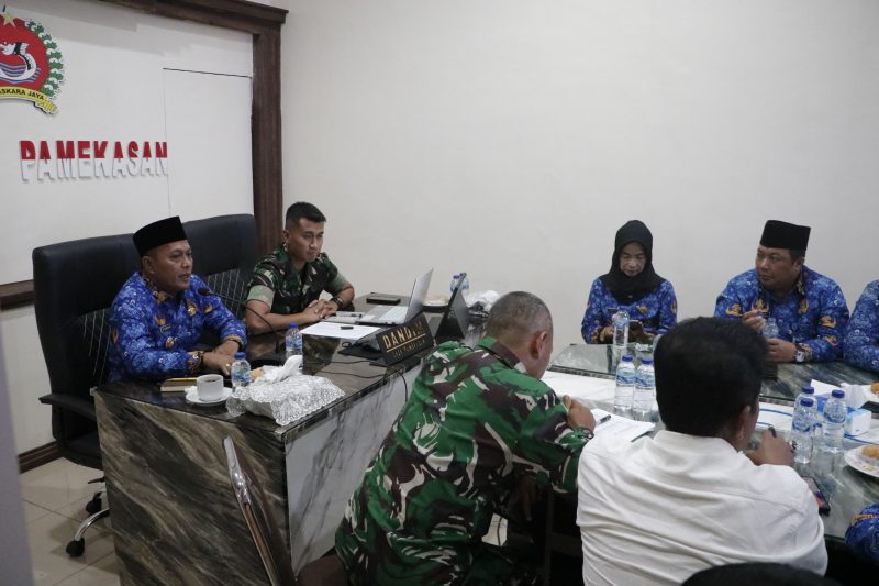 Wakil Bupati H. Sukriyanto saat berkunjung ke Mako Kodim 0826 Pamekasan