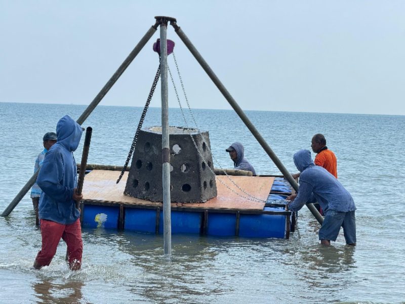 Sejumlah nelayan ketika berad pesisir pantai Tlangoh 