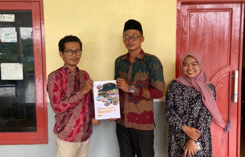 Sekretaris Desa Tanjung, Moh. Jerry, saat menerima draf regulasi Desa dari Ansori, S.H., M.H., Dosen Fakultas Hukum UTM. 