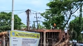 Tampak pekerjaan pembangunan taman kota tidak indahkan intrusi dinas DPMPTSP-TK