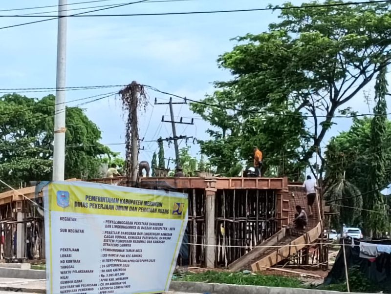 Tampak pekerjaan pembangunan taman kota tidak indahkan intrusi dinas DPMPTSP-TK