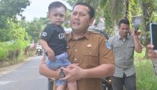 Bupati Merangin selamatkan bocah dari maut