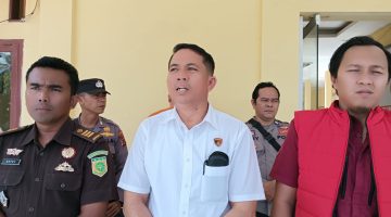 Kanit Reskrim Polsek Tabir didampingi pihak kejaksaan Merangin dalam rekonstruksi kasus pembunuhan 