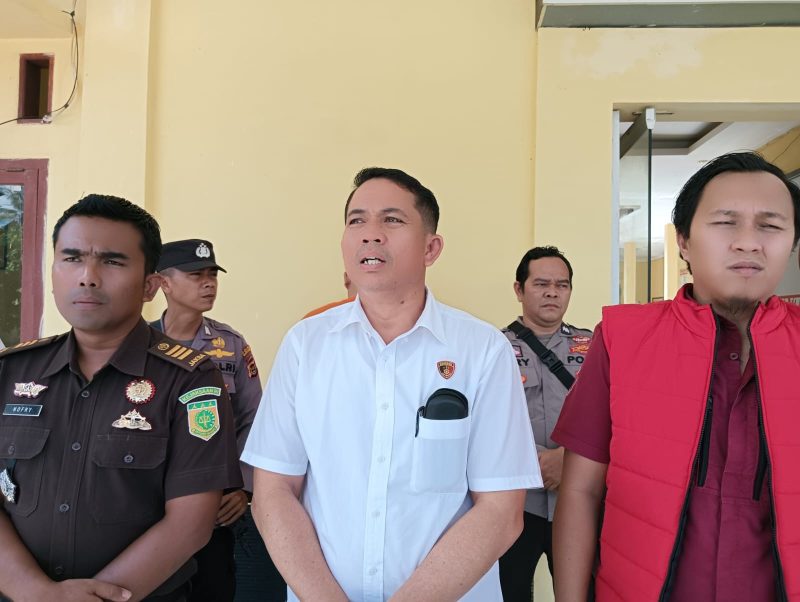 Kanit Reskrim Polsek Tabir didampingi pihak kejaksaan Merangin dalam rekonstruksi kasus pembunuhan 