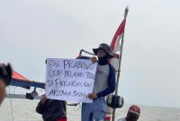 Ketika salah satu Nelayan di Arosbaya melakukan protes maraknya jaring trowel di perairan Arosbaya