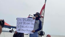 Ketika salah satu Nelayan di Arosbaya melakukan protes maraknya jaring trowel di perairan Arosbaya