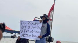 Ketika salah satu Nelayan di Arosbaya melakukan protes maraknya jaring trowel di perairan Arosbaya